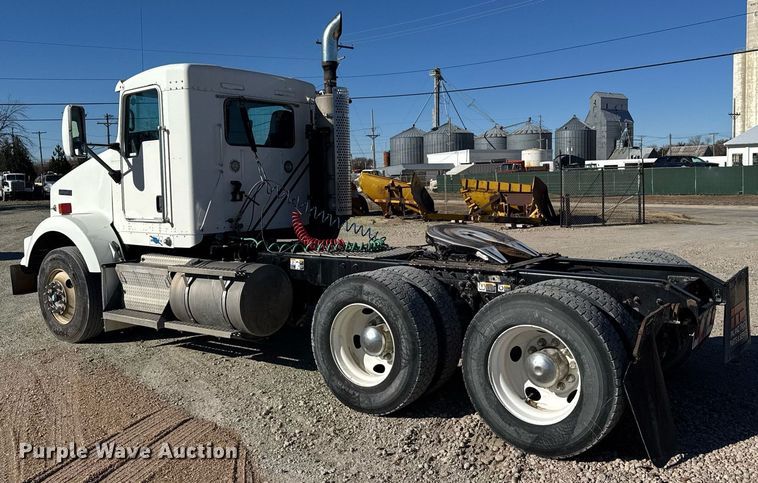 image for item DX3842 2010 Kenworth T800 semi truck