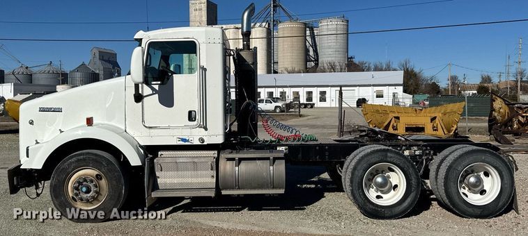 image for item DX3842 2010 Kenworth T800 semi truck