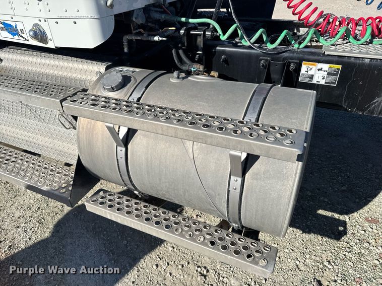 image for item DX3842 2010 Kenworth T800 semi truck