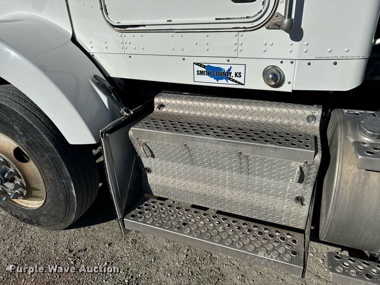 image for item DX3842 2010 Kenworth T800 semi truck