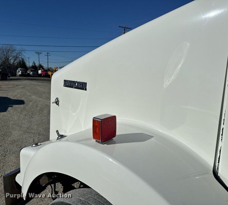 image for item DX3842 2010 Kenworth T800 semi truck