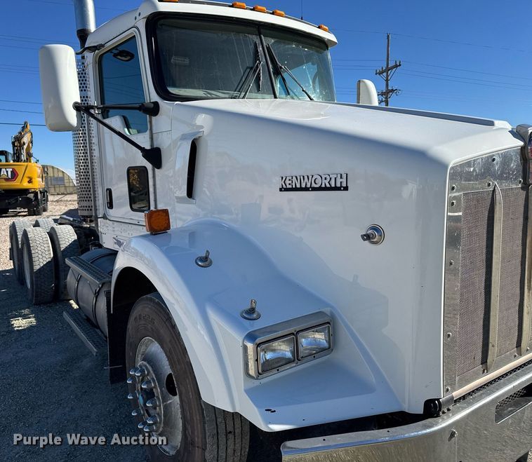 image for item DX3842 2010 Kenworth T800 semi truck