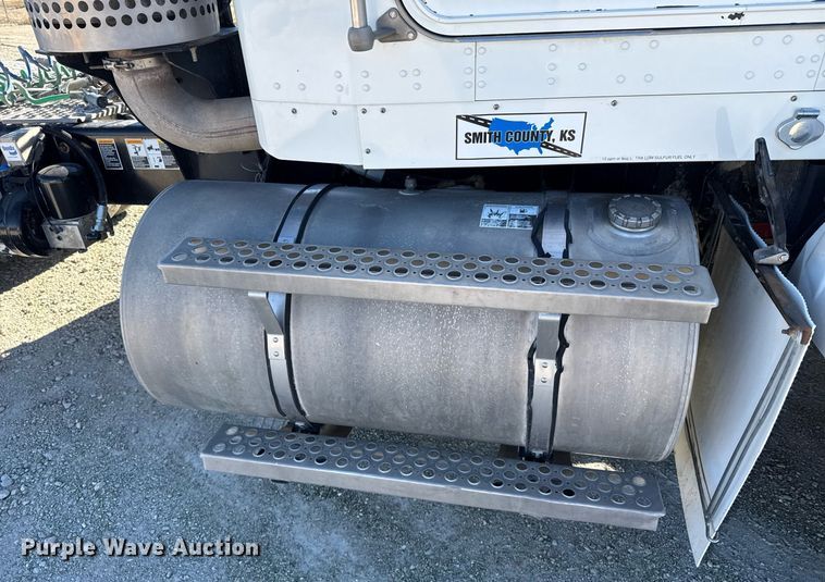 image for item DX3842 2010 Kenworth T800 semi truck