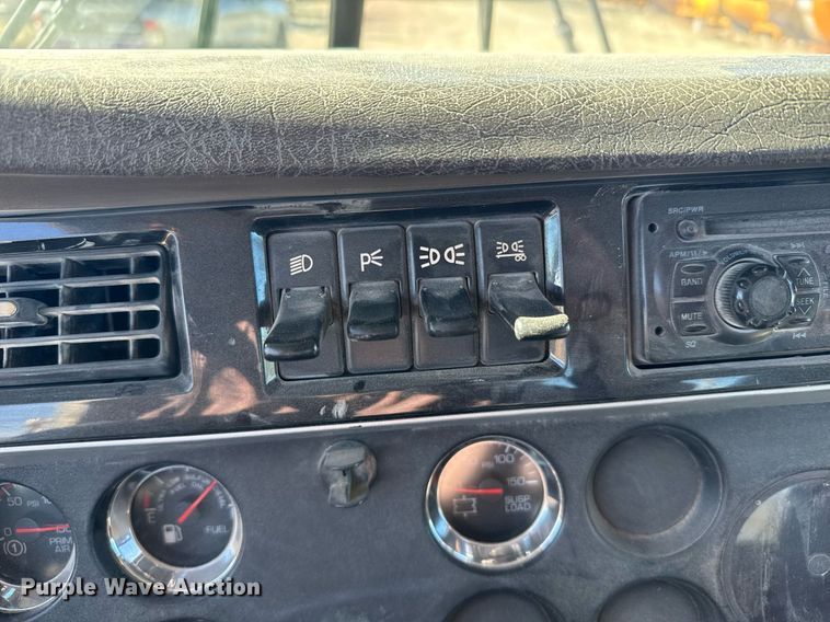 image for item DX3842 2010 Kenworth T800 semi truck