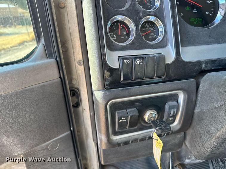 image for item DX3842 2010 Kenworth T800 semi truck