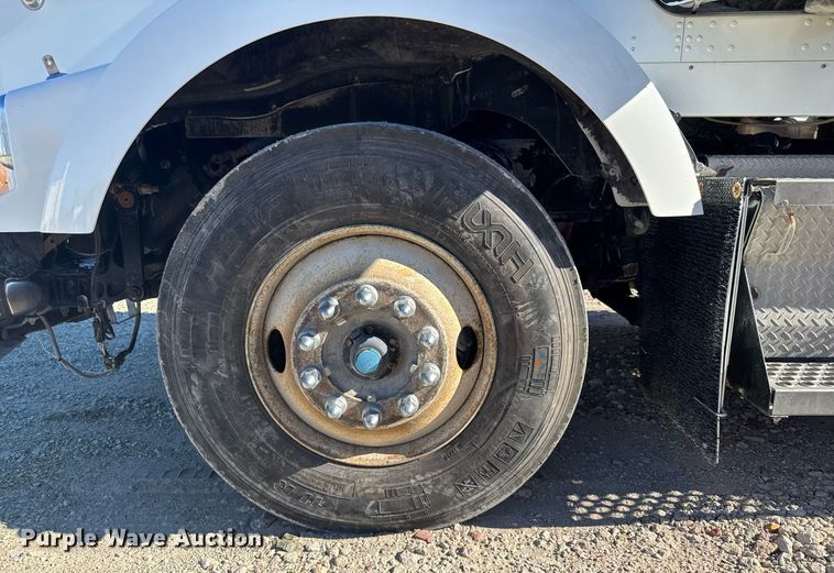 image for item DX3842 2010 Kenworth T800 semi truck