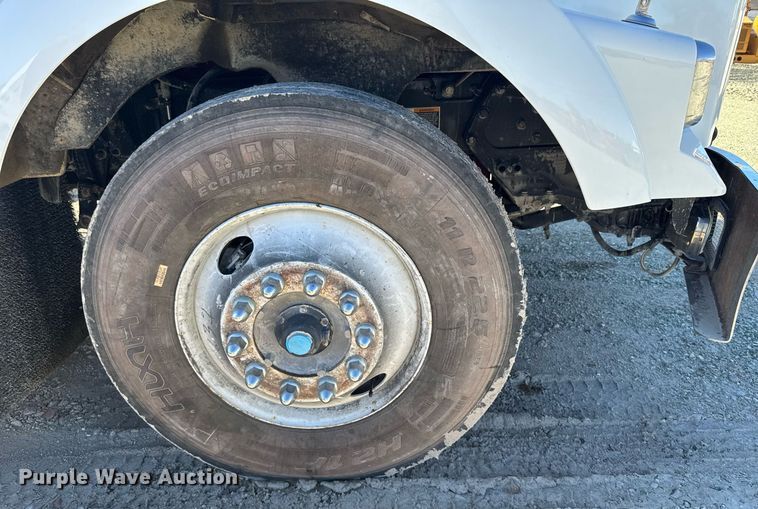 image for item DX3842 2010 Kenworth T800 semi truck