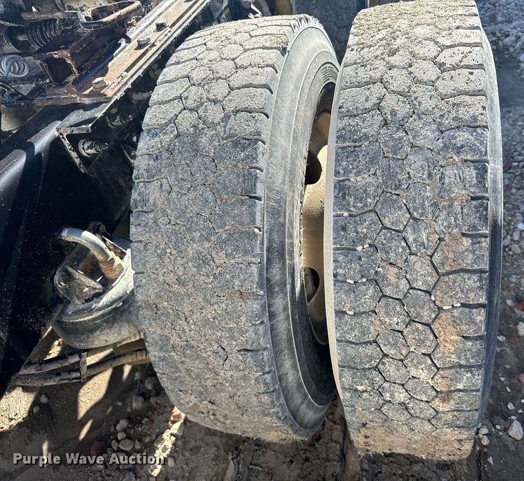 image for item DX3842 2010 Kenworth T800 semi truck