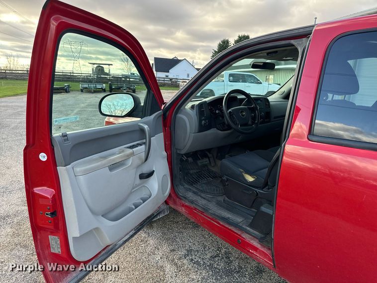 image for item EG6999 2012 Chevrolet Silverado 1500 Ext. Cab pickup truck