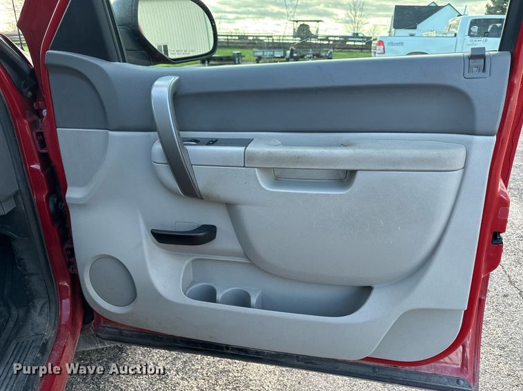 image for item EG6999 2012 Chevrolet Silverado 1500 Ext. Cab pickup truck