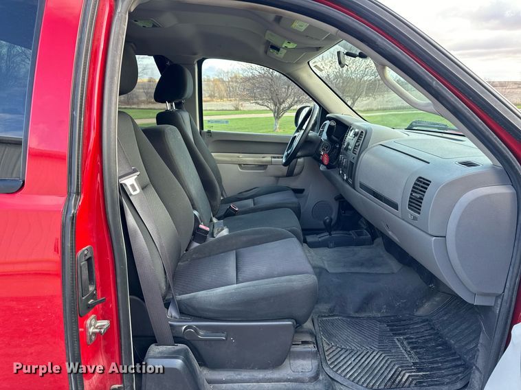 image for item EG6999 2012 Chevrolet Silverado 1500 Ext. Cab pickup truck