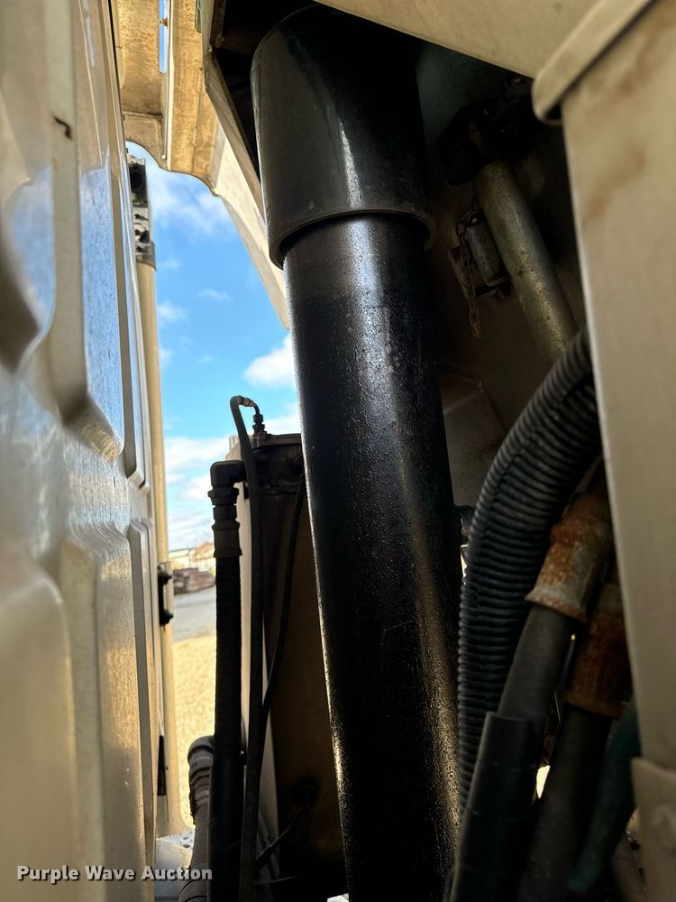 image for item EG7001 2005 Sterling L8500 dump truck