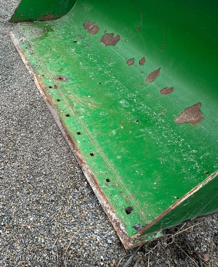 image for item EH7289 John Deere 673 loader bucket