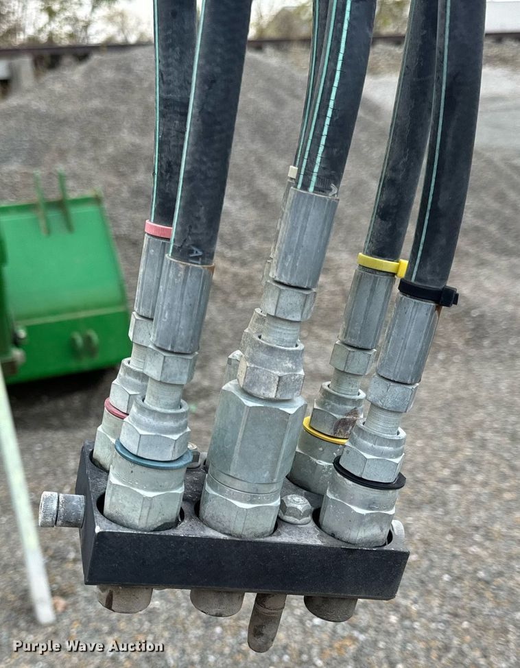 image for item EH7289 John Deere 673 loader bucket