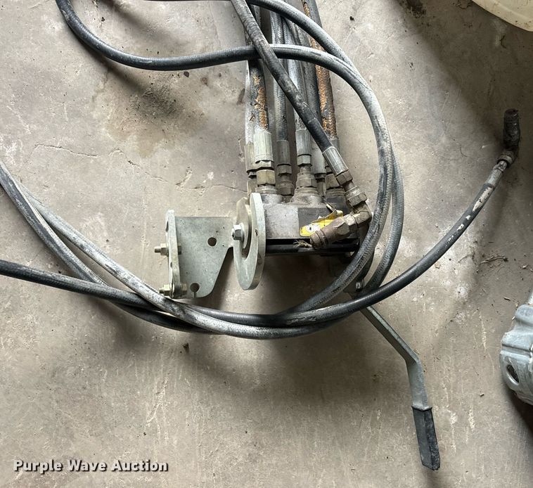 image for item EH7289 John Deere 673 loader bucket