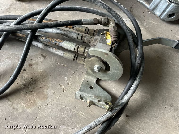 image for item EH7289 John Deere 673 loader bucket