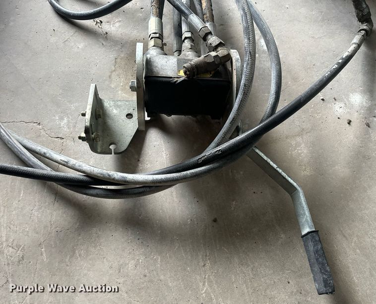 image for item EH7289 John Deere 673 loader bucket