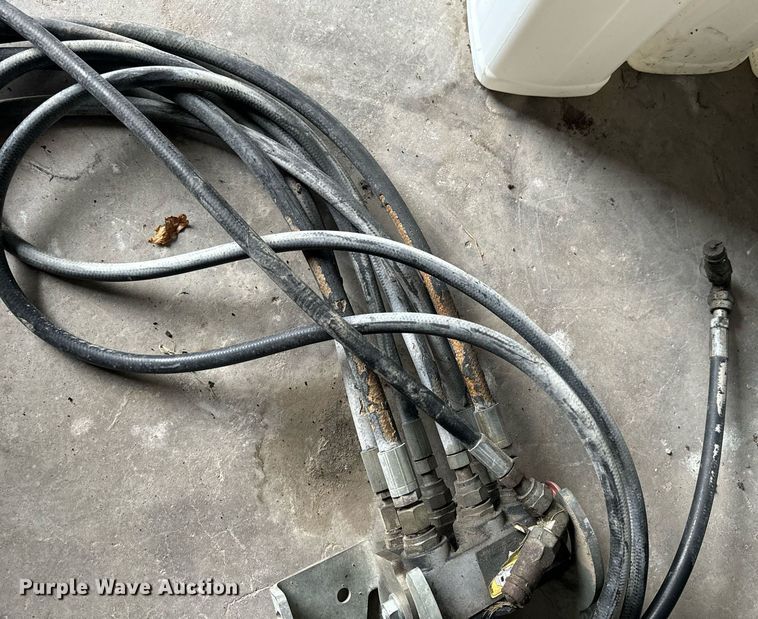 image for item EH7289 John Deere 673 loader bucket