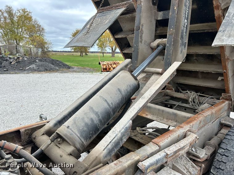 image for item EK3685 1996 International 4900 dump truck