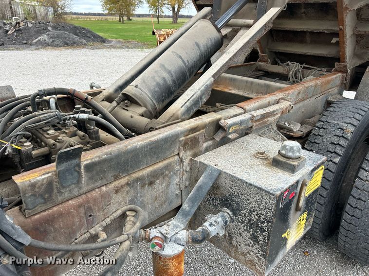 image for item EK3685 1996 International 4900 dump truck