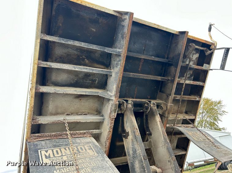 image for item EK3685 1996 International 4900 dump truck