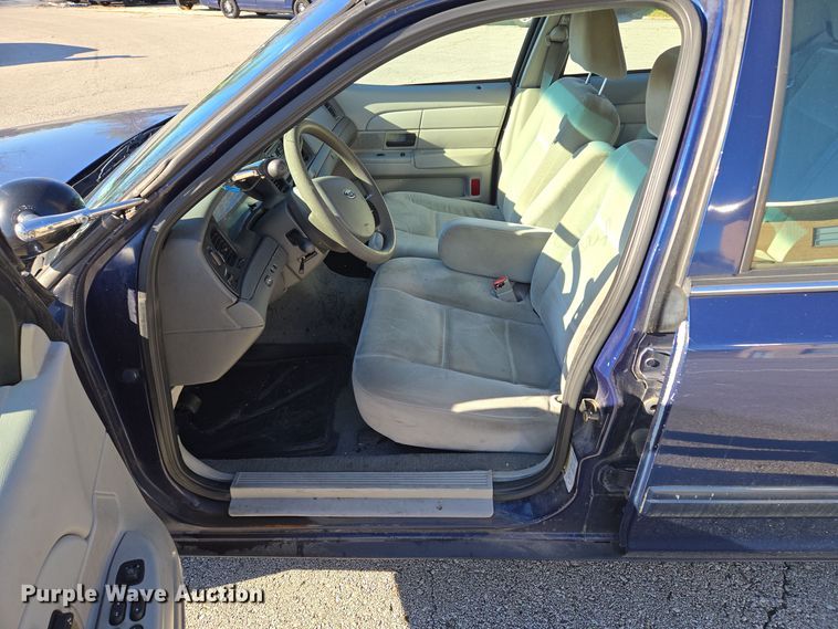 image for item EQ3607 2005 Ford Crown Victoria Police Interceptor 