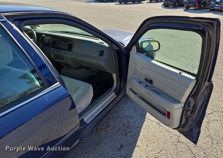 image for item EQ3607 2005 Ford Crown Victoria Police Interceptor 