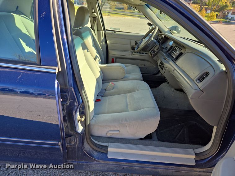 image for item EQ3607 2005 Ford Crown Victoria Police Interceptor 