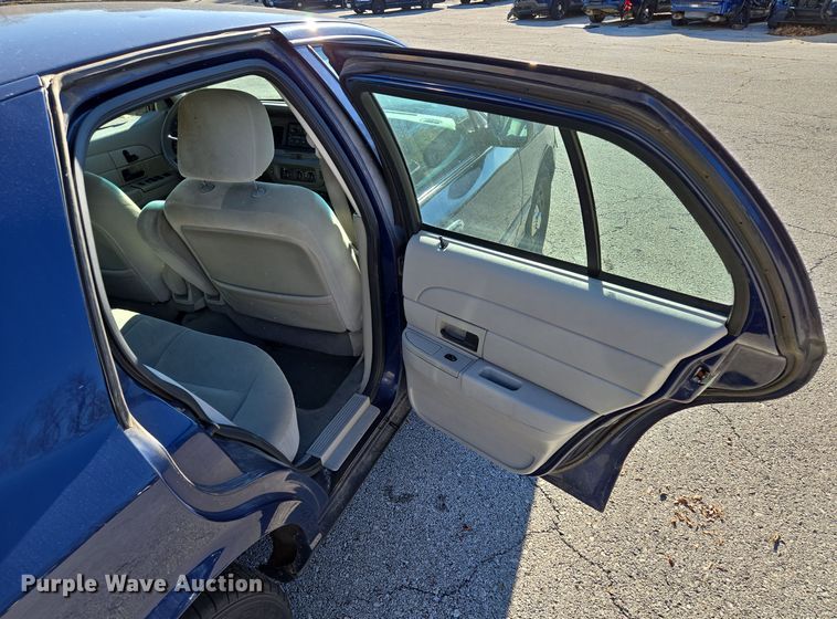 image for item EQ3607 2005 Ford Crown Victoria Police Interceptor 