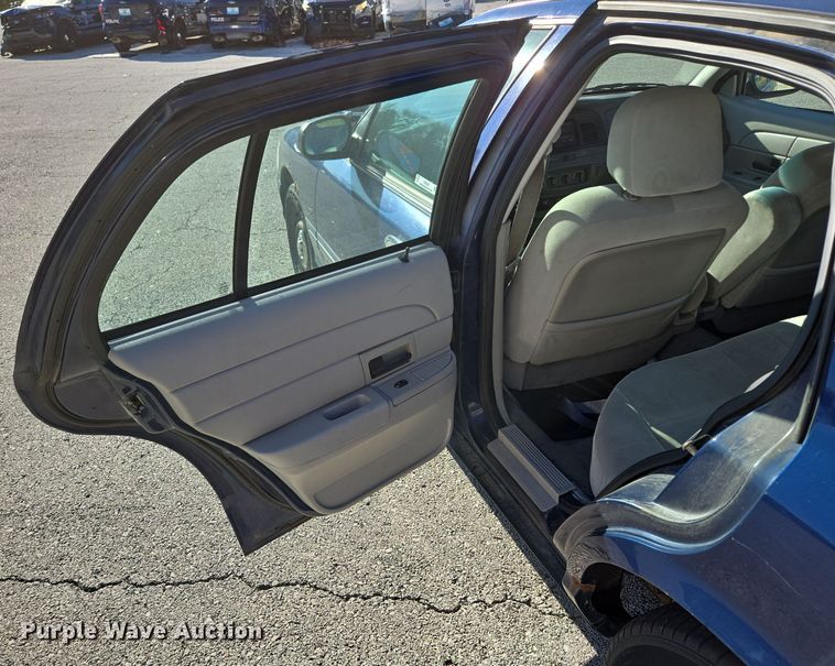 image for item EQ3607 2005 Ford Crown Victoria Police Interceptor 