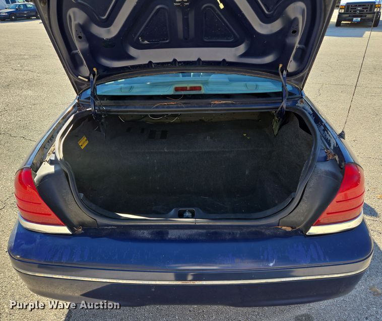 image for item EQ3607 2005 Ford Crown Victoria Police Interceptor 