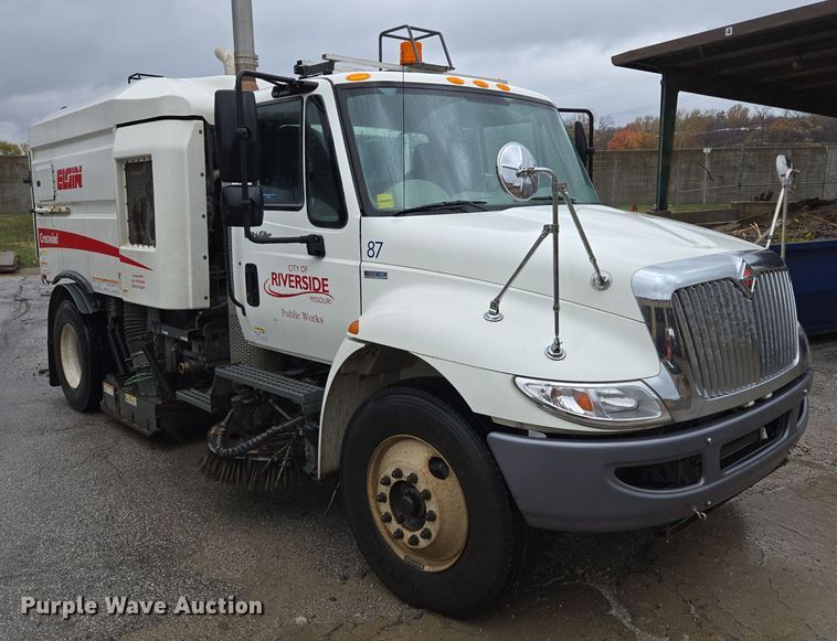 image for item EQ3635 2011 International  4300 street sweeper truck