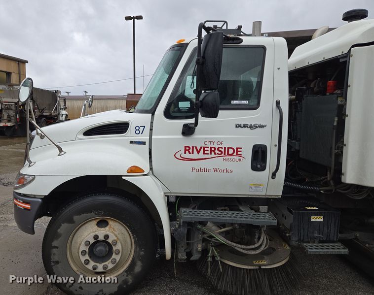image for item EQ3635 2011 International  4300 street sweeper truck