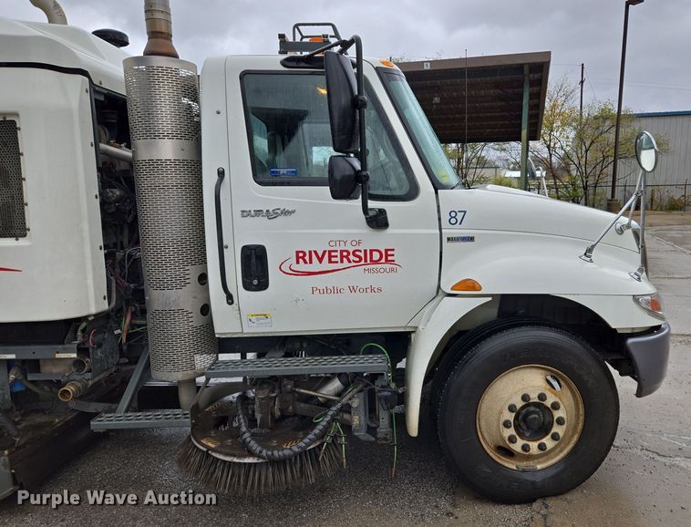 image for item EQ3635 2011 International  4300 street sweeper truck