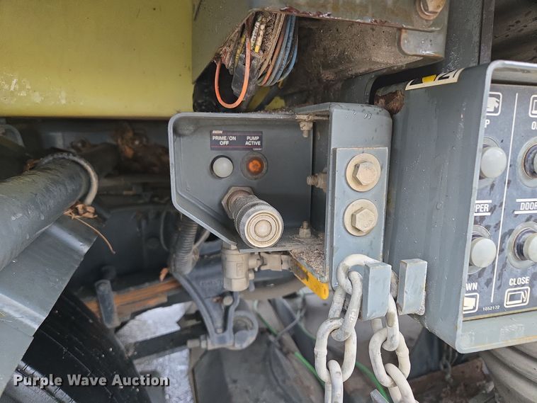 image for item EQ3635 2011 International  4300 street sweeper truck