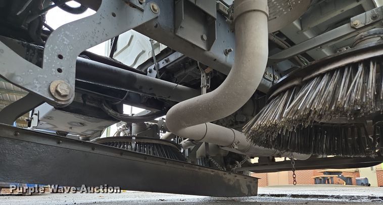 image for item EQ3635 2011 International  4300 street sweeper truck