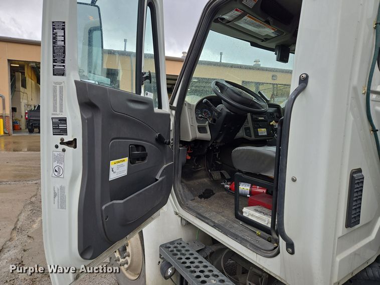 image for item EQ3635 2011 International  4300 street sweeper truck
