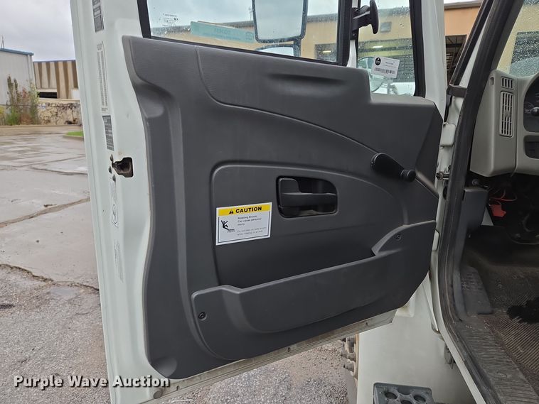 image for item EQ3635 2011 International  4300 street sweeper truck