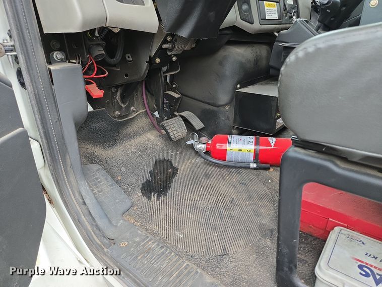 image for item EQ3635 2011 International  4300 street sweeper truck