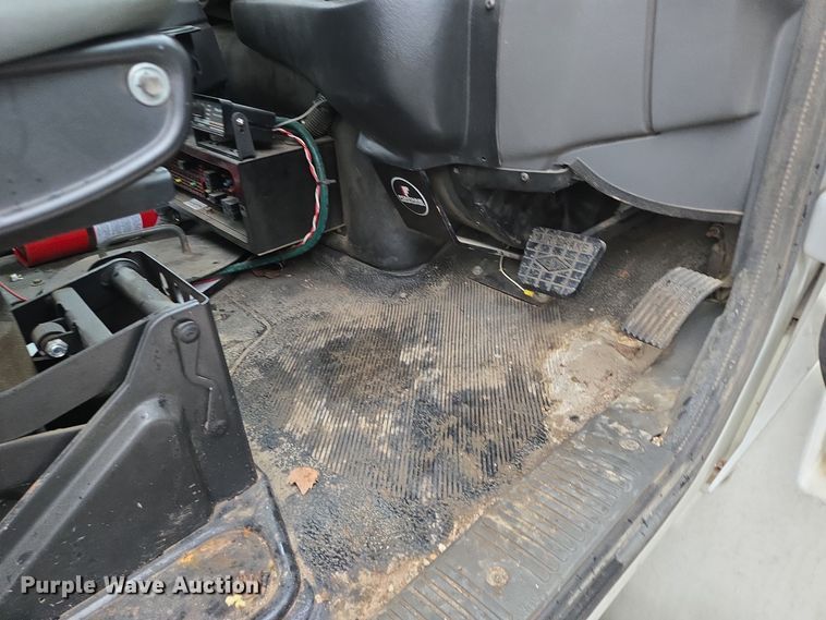 image for item EQ3635 2011 International  4300 street sweeper truck