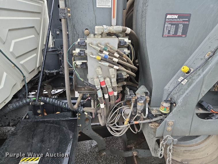 image for item EQ3635 2011 International  4300 street sweeper truck