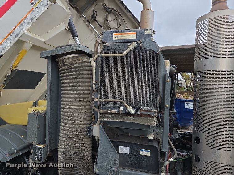 image for item EQ3635 2011 International  4300 street sweeper truck