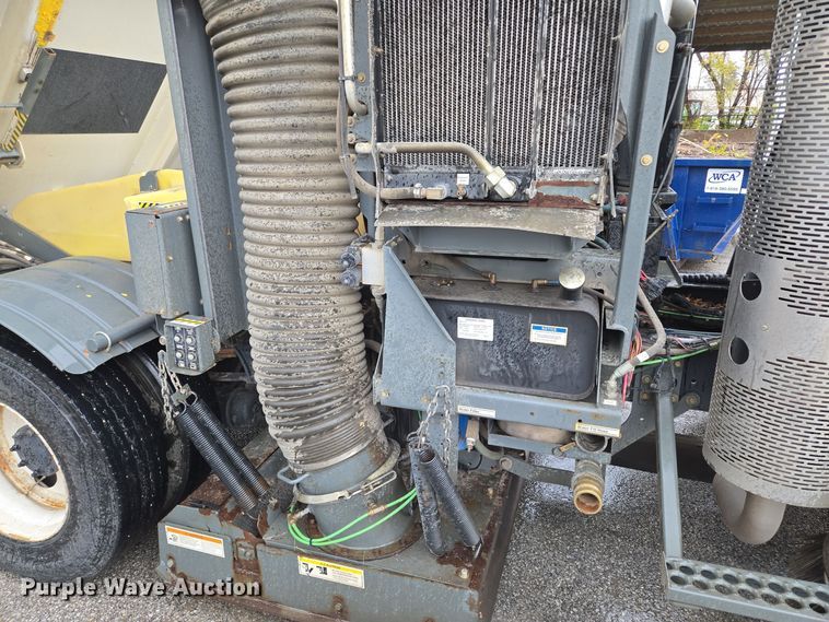 image for item EQ3635 2011 International  4300 street sweeper truck