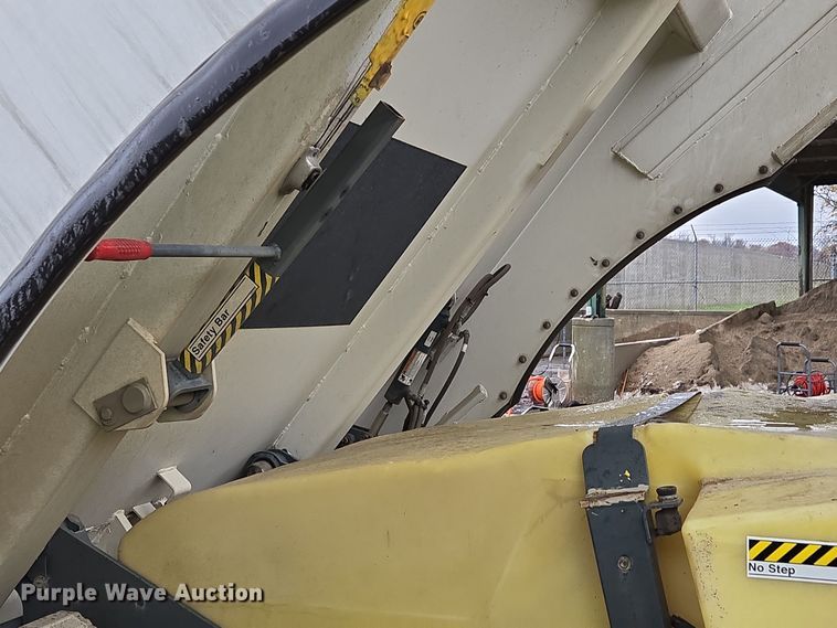 image for item EQ3635 2011 International  4300 street sweeper truck