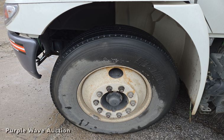 image for item EQ3635 2011 International  4300 street sweeper truck