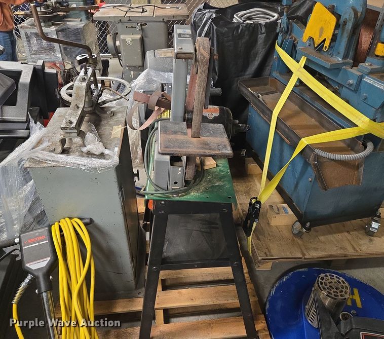 image for item EQ3711 Delta Milwaukee  belt sander 