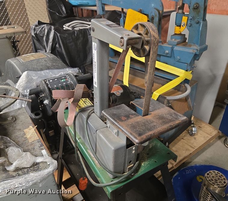 image for item EQ3711 Delta Milwaukee  belt sander 