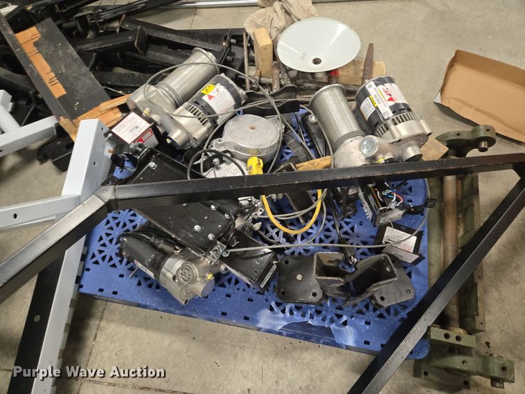 image for item EQ3722 (3) LynRus winches 