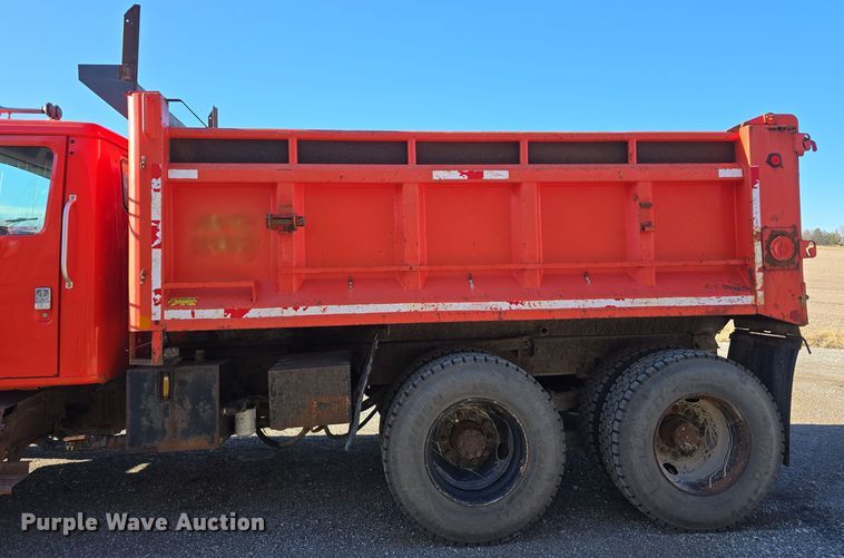 image for item LW9983 1999 International 4900 dump truck