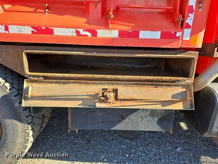 image for item LW9983 1999 International 4900 dump truck